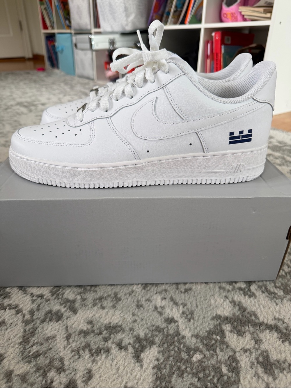 Nike Men's Low-Top Sneakers in White with Navy Accent Air Force 1 ‘07 - Picture 5 of 11